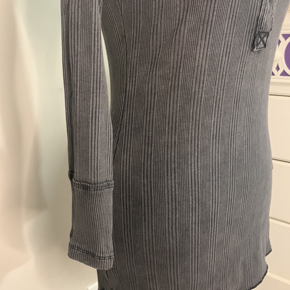 We the Free Women's gray ribbed stretchy fitted Long Sleeve Top Size: M NWOT - Picture 4 of 11